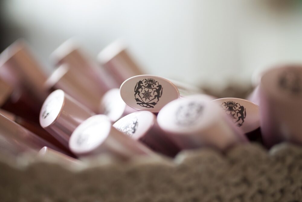 Rosé Pflegetuben von Jean d'Arcel nebeneinander abgelegt