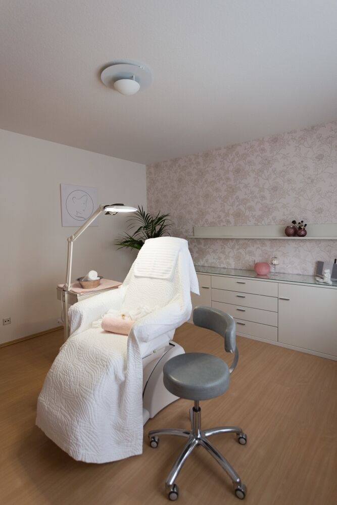 Behandlungsliege mit Lupenlampe für Gesichtsbehandlungen